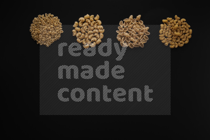 أنواع مختلفة من المعكرونة علي خلفية سوداء