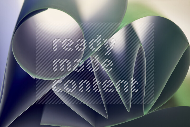 عرض فني لطيات الورق تخلق مزيج من الأشكال الهندسية، مضاءة بإضاءة ناعمة بدرجات اللون الأخضر