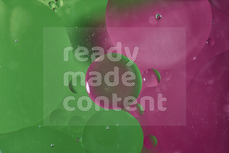 لقطات مقربة لفقاعات من الزيت على سطح الماء باللون الأخضر والوردي