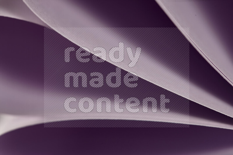 فن تجريدي يعرض المنحنيات المرتبة للأوراق باللون الارجواني