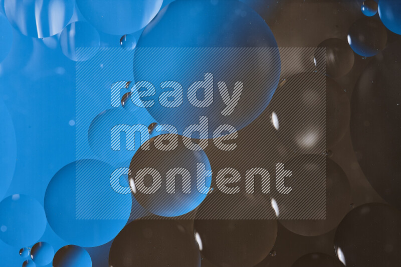 لقطات مقربة لفقاعات من الزيت على سطح الماء باللون الأزرق والبني