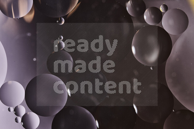 لقطات مقربة لفقاعات من الزيت على سطح الماء باللون الأسود