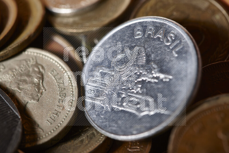 لقطات مقربة لعملات معدنية قديمة عشوائية على خلفية سوداء