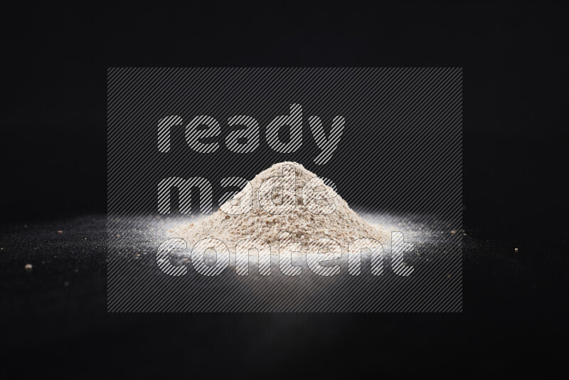 حفنة من بودرة البصل علي خلفية سوداء