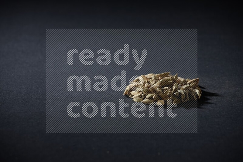 حبوب الهيل في شكل دائري على خلفية سوداء