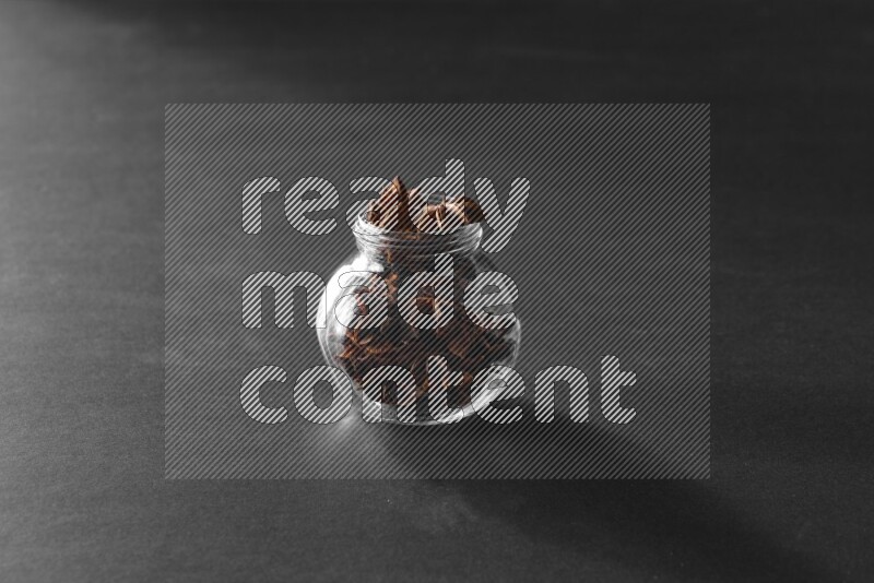 يانسون نجمي في وعاء زجاجي علي خلفية سوداء