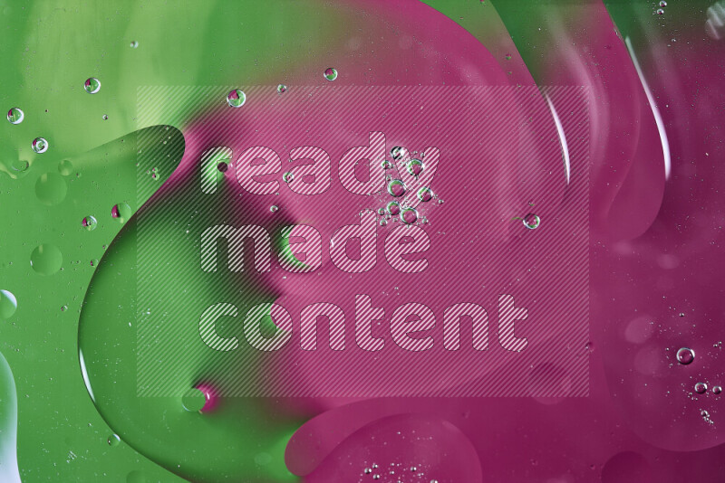 لقطات مقربة لفقاعات من الزيت على سطح الماء باللون الأخضر والوردي