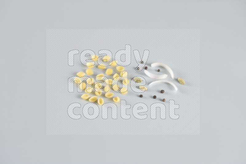 معكرونة مع مكونات متنوعة من الطماطم والثوم والبصل والفلفل الأحمر والفلفل الأسود والفلفل الأبيض وأوراق الغار وإكليل الجبل والهيل و مشروم على خلفية زرقاء فاتحة