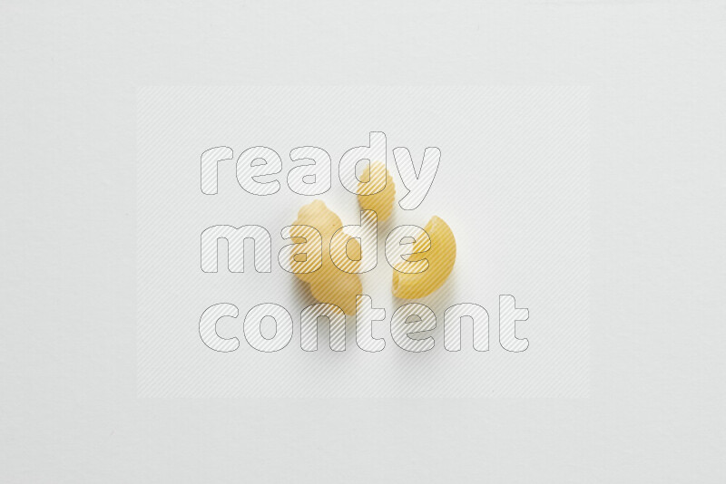 أنواع مختلفة من المعكرونة علي خلفية بيضاء