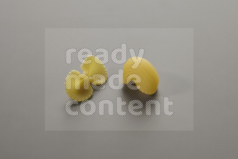 معكرونة فيونكة مع أنواع أخري من المعكرونة علي خلفية رمادية