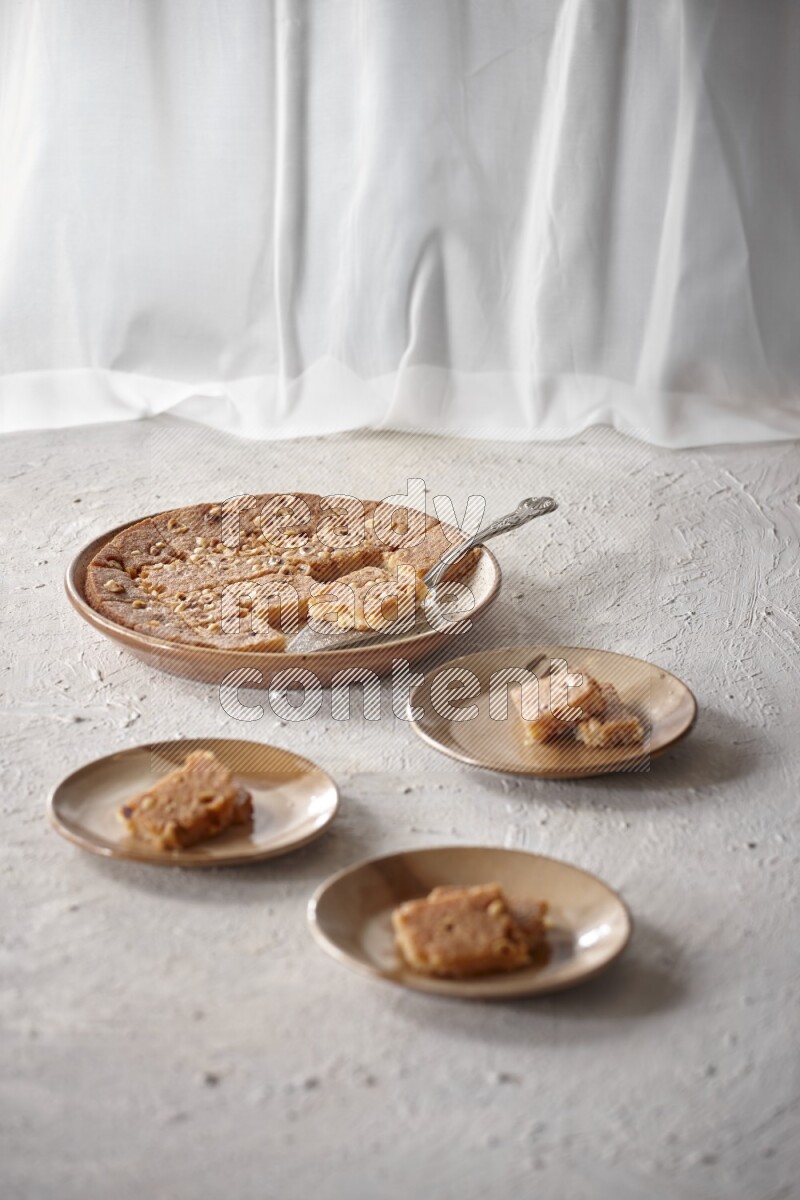 بسبوسة علي خلفية بيضاء خشبية