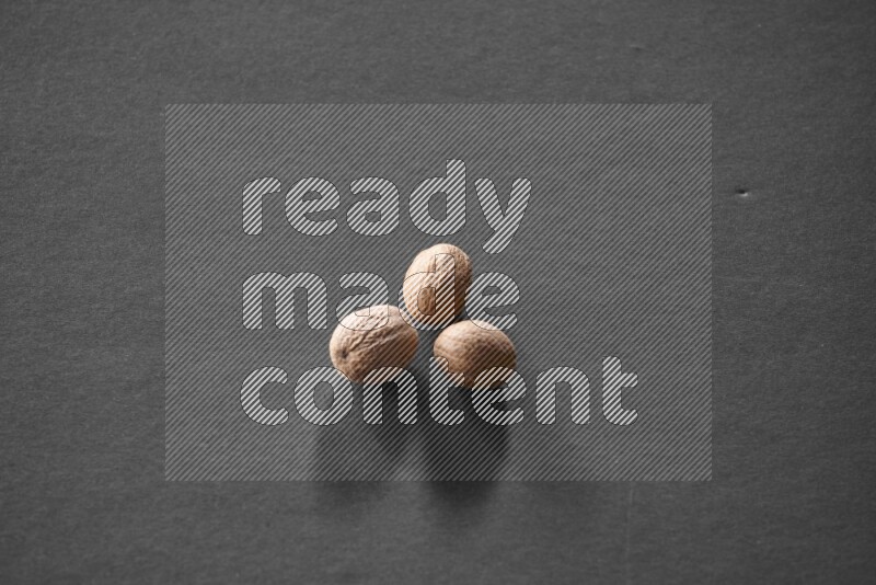 جوزة الطيب علي خلفية سوداء