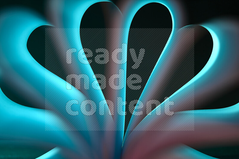 فن تجريدي يعرض منحنيات وتدرجات اللون الأزرق والبرتقالي مكونه بضوء ملون