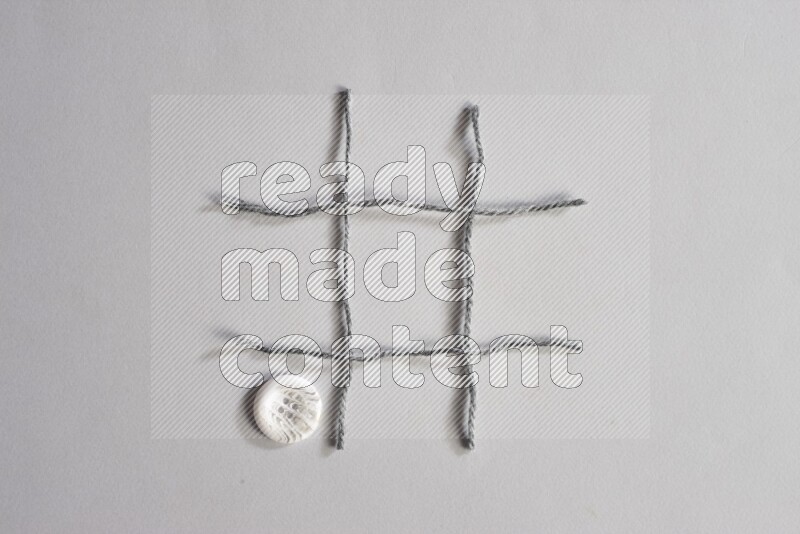 أزرار بيضاء موضوعة علي خلفية رمادية