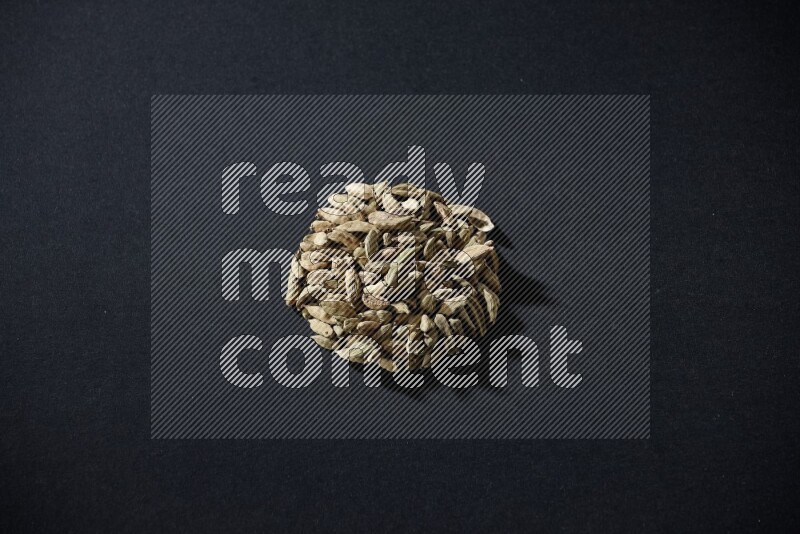 حبوب الهيل في شكل دائري على خلفية سوداء