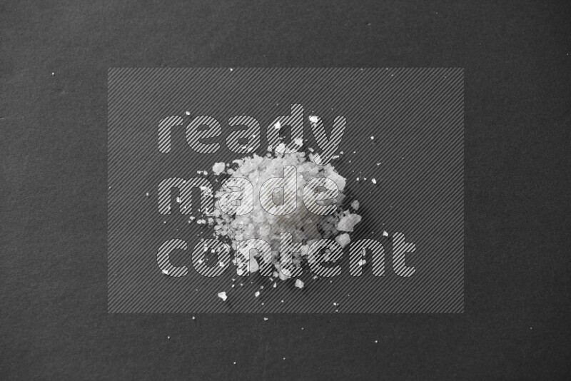 ملح أبيض علي خلفية سوداء