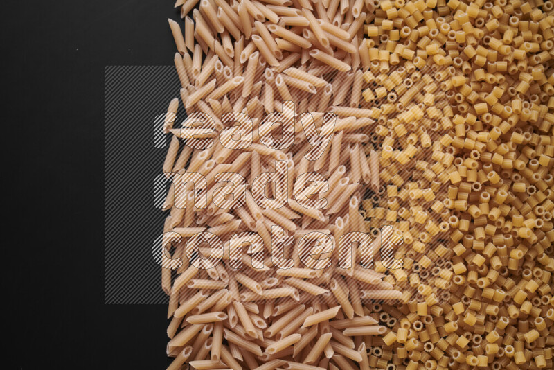 أنواع مختلفة من المعكرونة علي خلفية سوداء