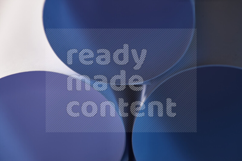 الصورة تعرض فن ورقي تجريدي بأشكال دائرية بدرجات متنوعة من اللون الأزرق