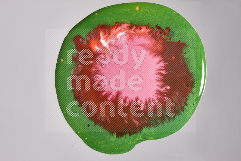 لقطات مقربة لألوان متنوعة تمتزج على خلفية رمادية