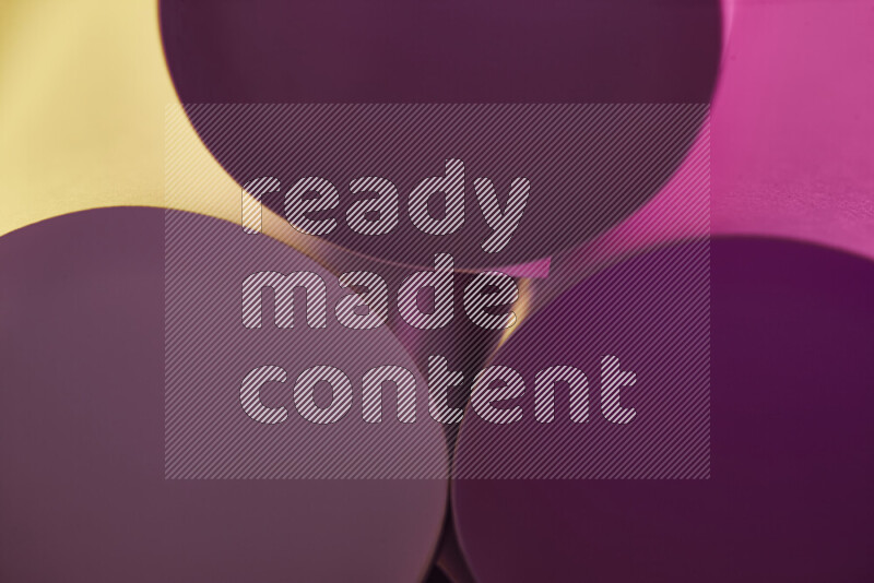 الصورة تعرض فن ورقي تجريدي بأشكال دائرية بدرجات متنوعة من اللون الوردي والدرجات الدافئة