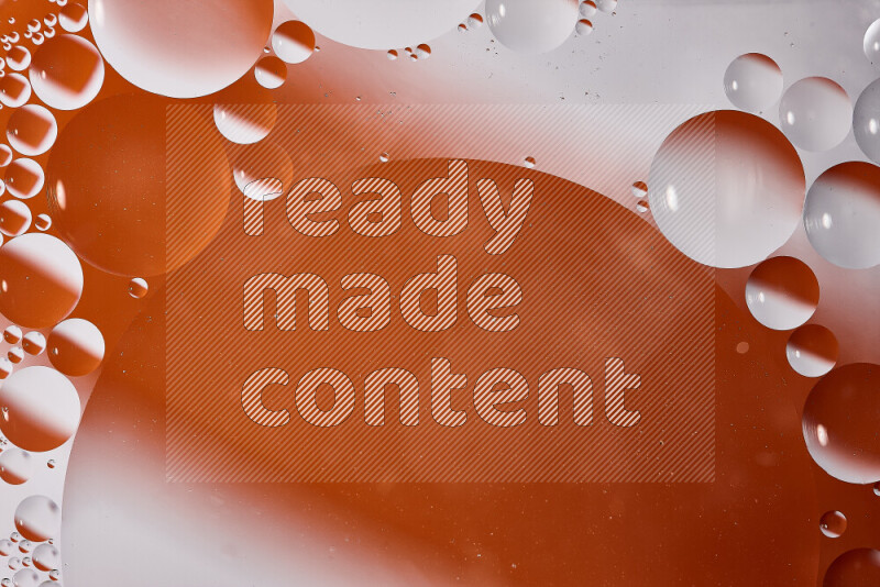 لقطات مقربة لفقاعات من الزيت على سطح الماء باللون الأبيض والبرتقالي