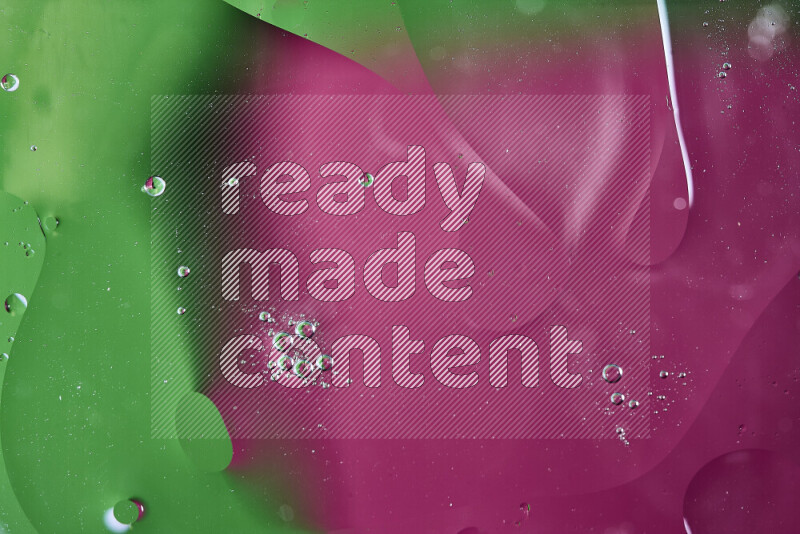 لقطات مقربة لفقاعات من الزيت على سطح الماء باللون الأخضر والوردي