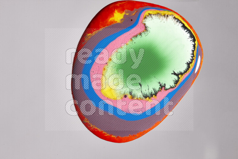 لقطات مقربة لألوان متنوعة تمتزج على خلفية رمادية