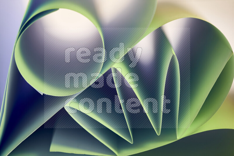 عرض فني لطيات الورق تخلق مزيج من الأشكال الهندسية، مضاءة بإضاءة ناعمة بدرجات اللون الأخضر