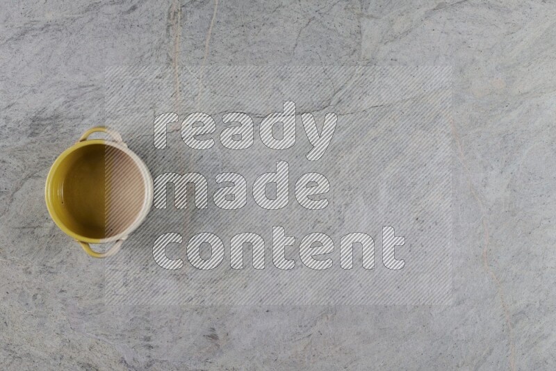 وعاء فخاري متعدد الألوان على خلفية من الرخام الرمادي