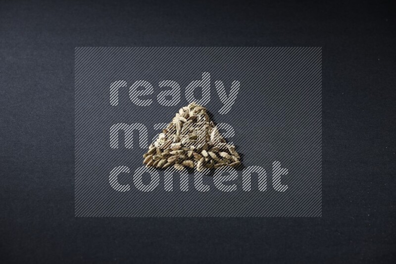 حبوب الهيل في شكل مثلث على خلفية سوداء