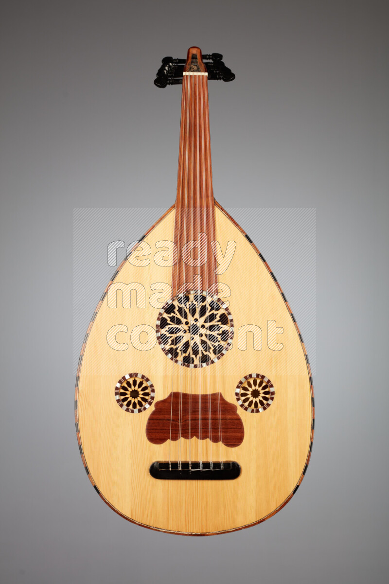 عودي خشبي بني على خلفية رمادية