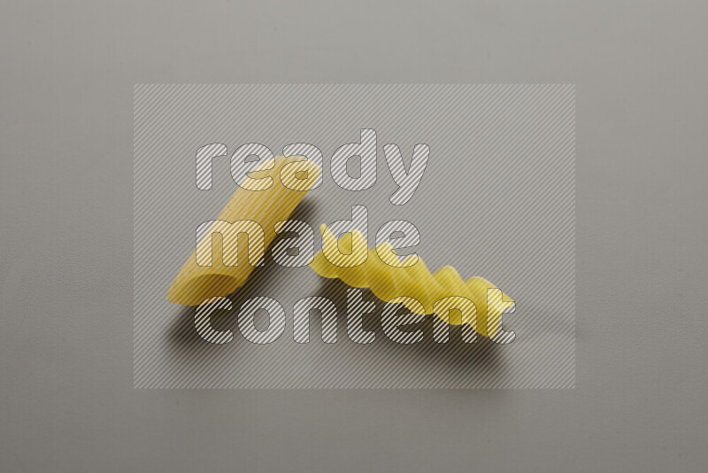 معكرونة فرن مع أنواع أخري من المعكرونة علي خلفية رمادية