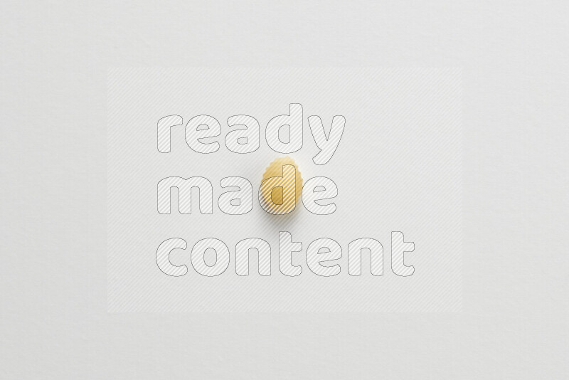 معكرونة ودعة علي خلفية بيضاء