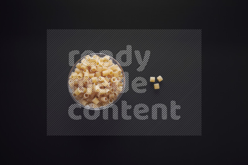 معكرونة خواتم في وعاء زجاجي علي خلفية سوداء