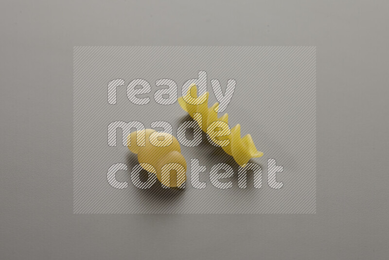 معكرونة قواقع مع أنواع أخري من المعكرونة علي خلفية رمادية