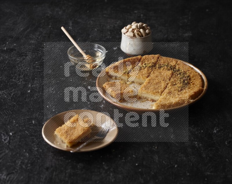 كنافة بالمكسرات والعسل علي خلفية سوداء خشبية