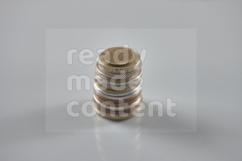 عملات معدنية قديمة عشوائية على خلفية رمادية