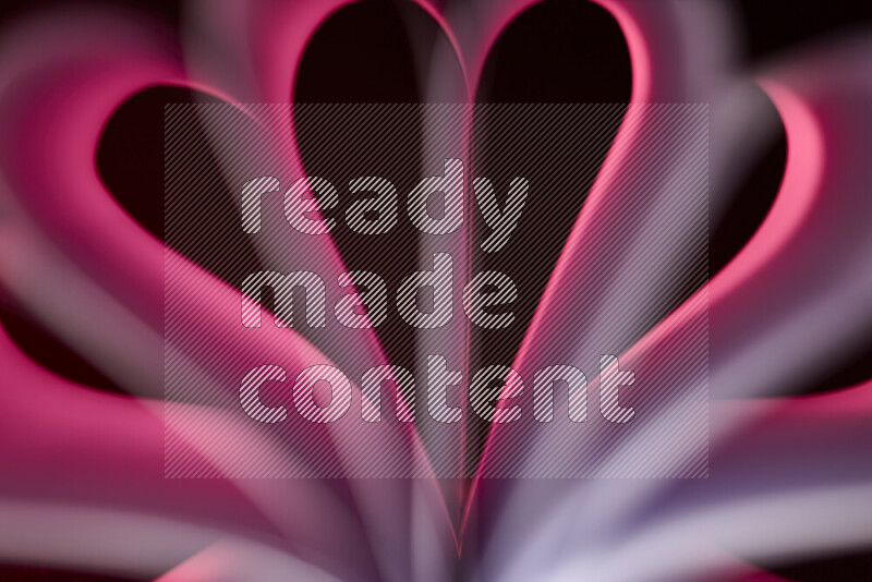 فن تجريدي يعرض منحنيات وتدرجات اللون الوردي مكونه بضوء ملون