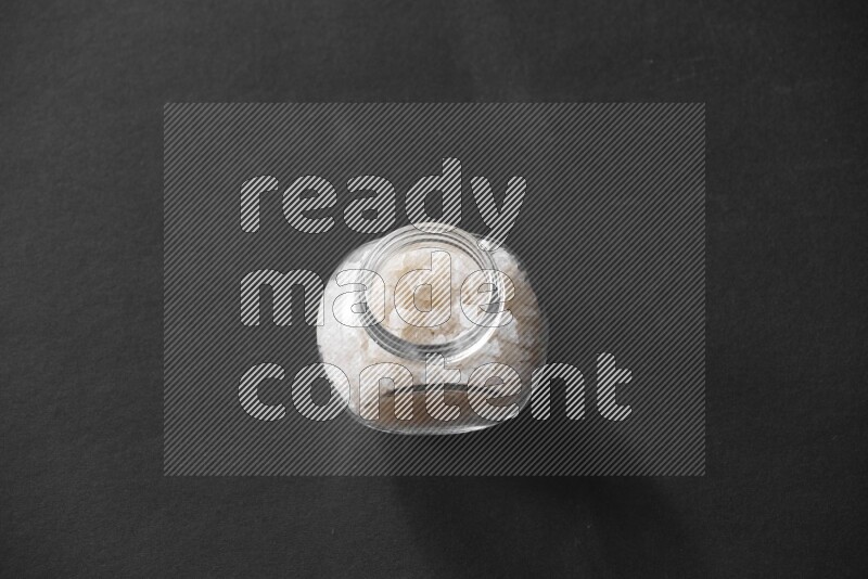 ملح في وعاء زجاجي علي خلفية سوداء