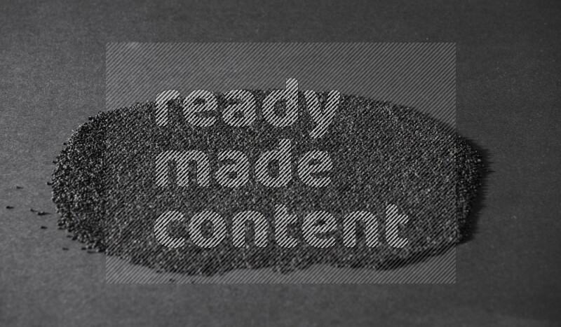 بذور حبة البركة علي الخلفية كاملة علي خلفية سوداء