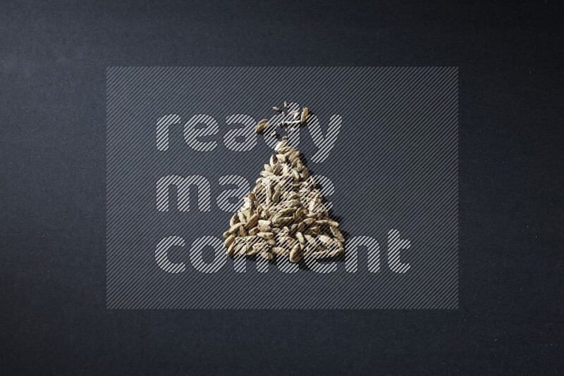 حبوب الهيل في شكل مثلث على خلفية سوداء