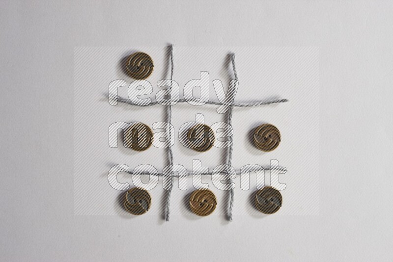 أزرار معدنية موضوعة علي خلفية رمادية