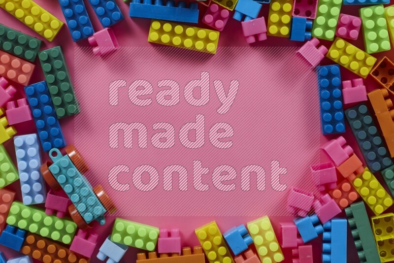 مكعبات بناء بلاستيكية متعددة الألوان على خلفيات مختلفة (ألعاب أطفال)