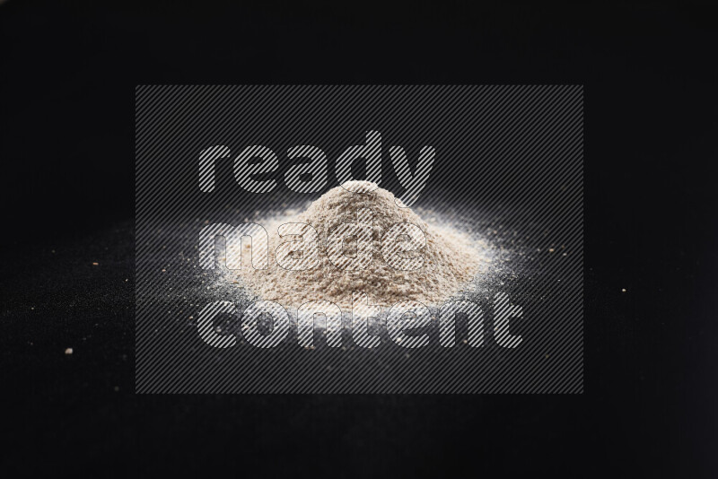 حفنة من بودرة البصل علي خلفية سوداء