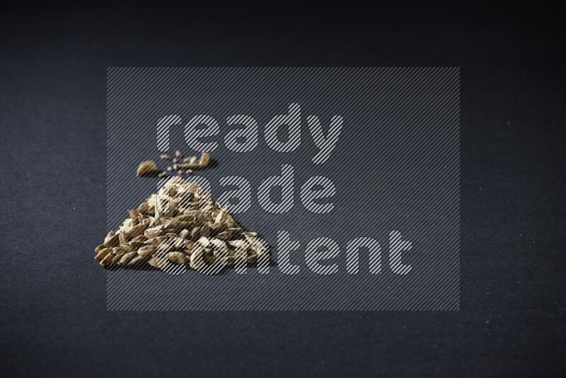 حبوب الهيل في شكل مثلث على خلفية سوداء