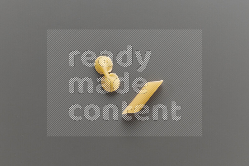 معكرونة فيونكة مع أنواع أخري من المعكرونة علي خلفية رمادية