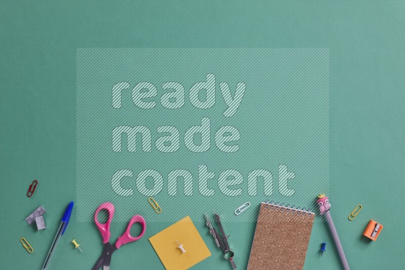 مستلزمات مدرسية مختلفة على خلفية خضراء