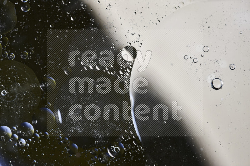 لقطات مقربة لفقاعات من الزيت على سطح الماء باللون الأسود والبيج