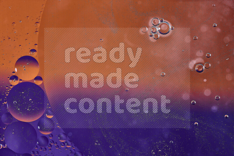 لقطات مقربة لفقاعات من الزيت على سطح الماء باللون البرتقالي والأرجواني