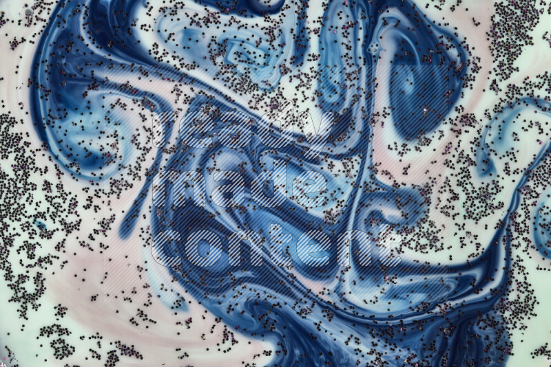 لقطة مقربة لبريق أرجواني متلألئ منتشر على خلفية من اللون الأخضر والأحمر والأزرق في حركات دائرية